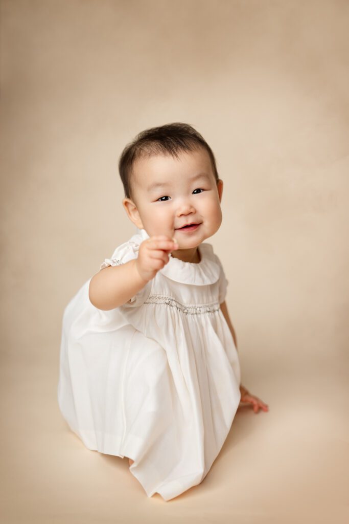1st birthday portrait of korean baby on cream backdrop
